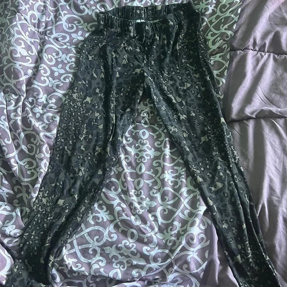 Green leopard pattern pants - Picture 1 of 1